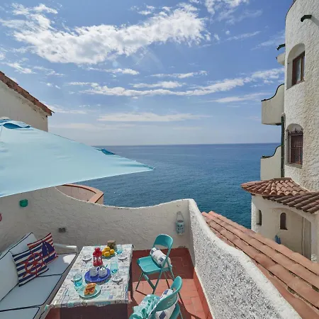 Daire Azur Window